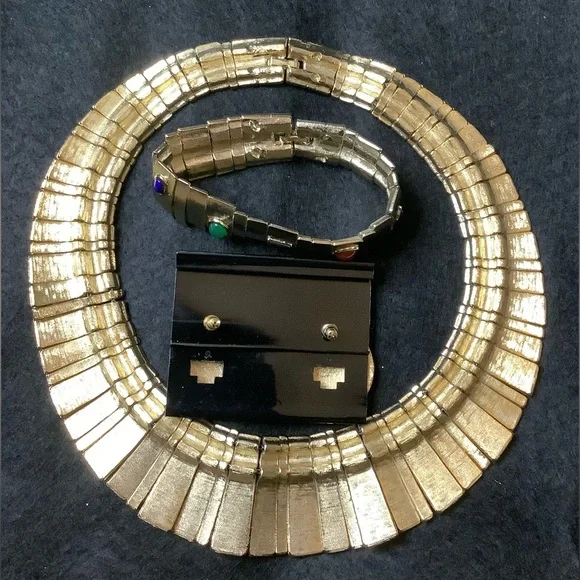 VINTAGE LES BERNARD Unsigned
Gold-Toned Egyptian Revival Jewelry Set NWOT - Picture 6 of 7